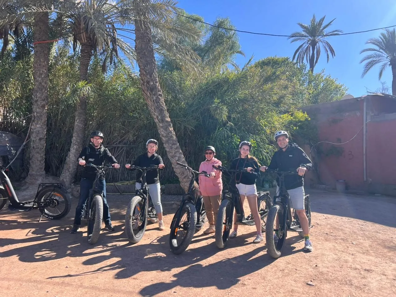 Cinq participants en trottinette au cœur de la Palmeraie
