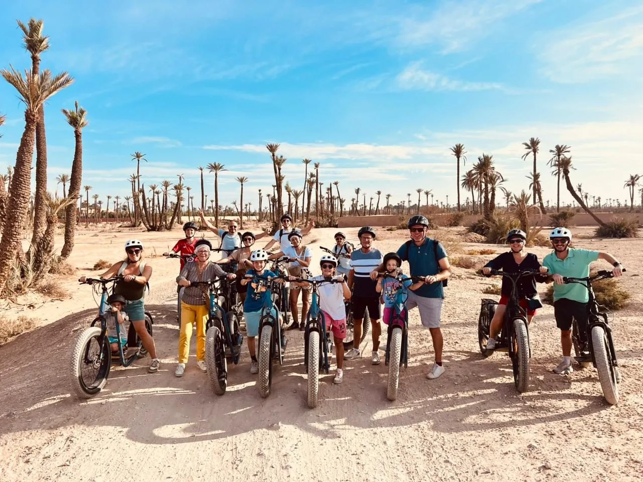 Grand groupe en trottinette électrique dans la Palmeraie de Marrakech