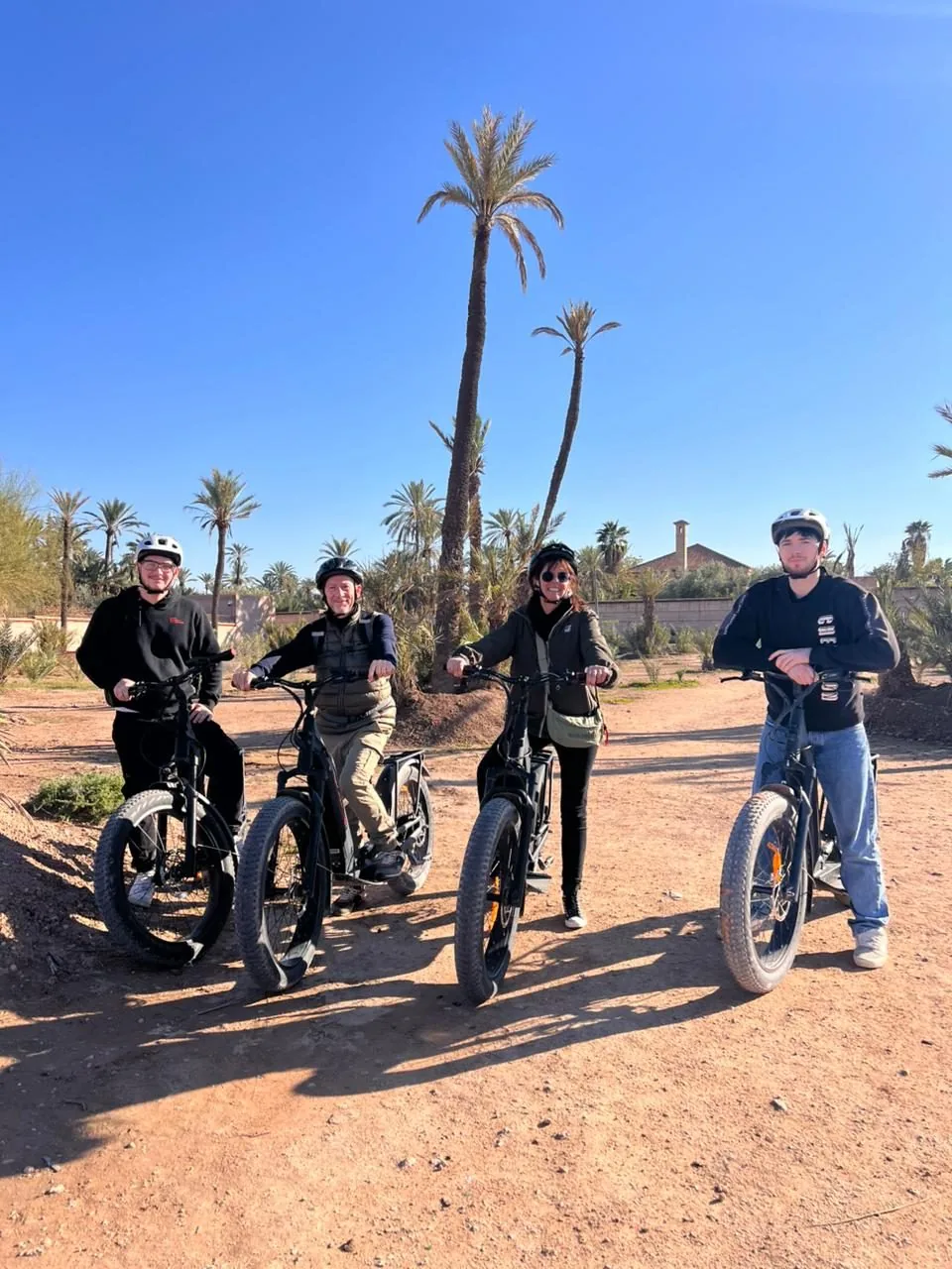 Quatre participants en trottinette dans la Palmeraie