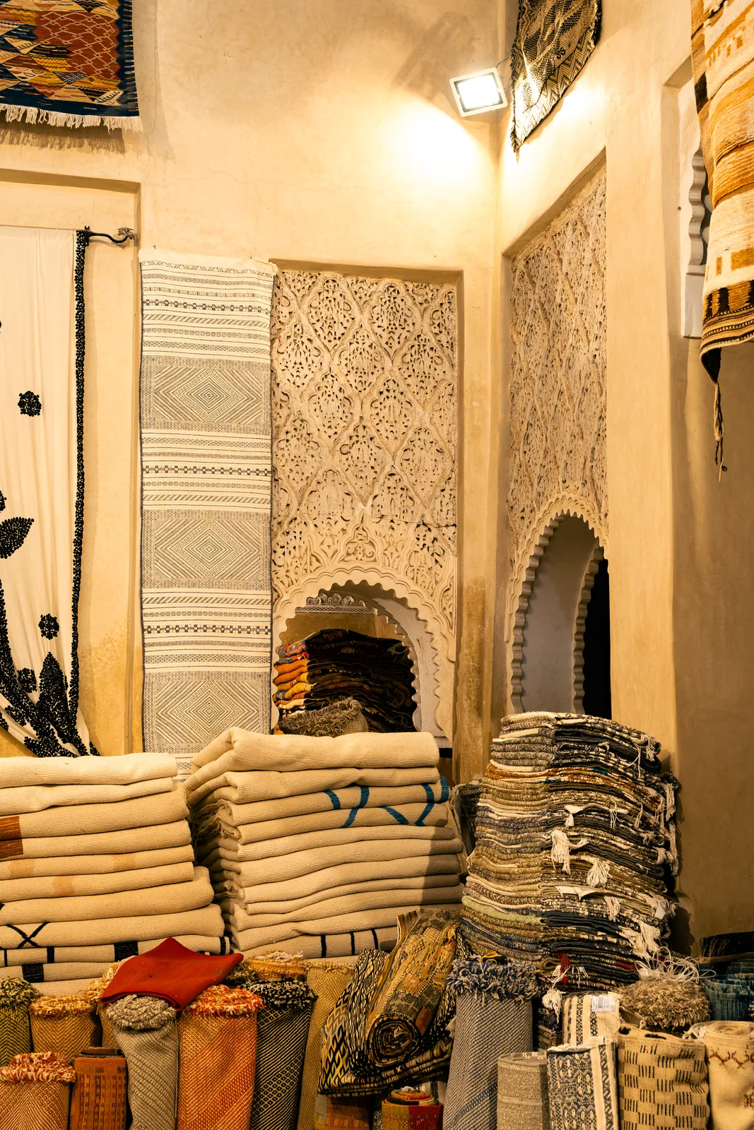 Tapis empilés dans la boutique